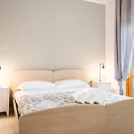 Guesthost - Luni Mare Modern Balcony Flat *