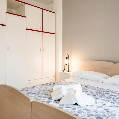 Luni Mare Modern Balcony Flat *